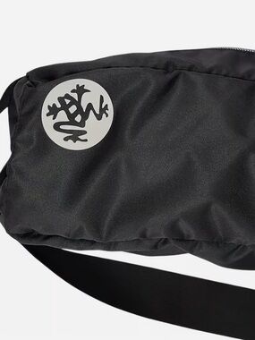 Manduka yoga mat carrier in black